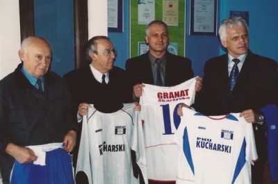 wręczenie koszulek na ręce działaczy klubu Granat Skarżysko-Kamienna
